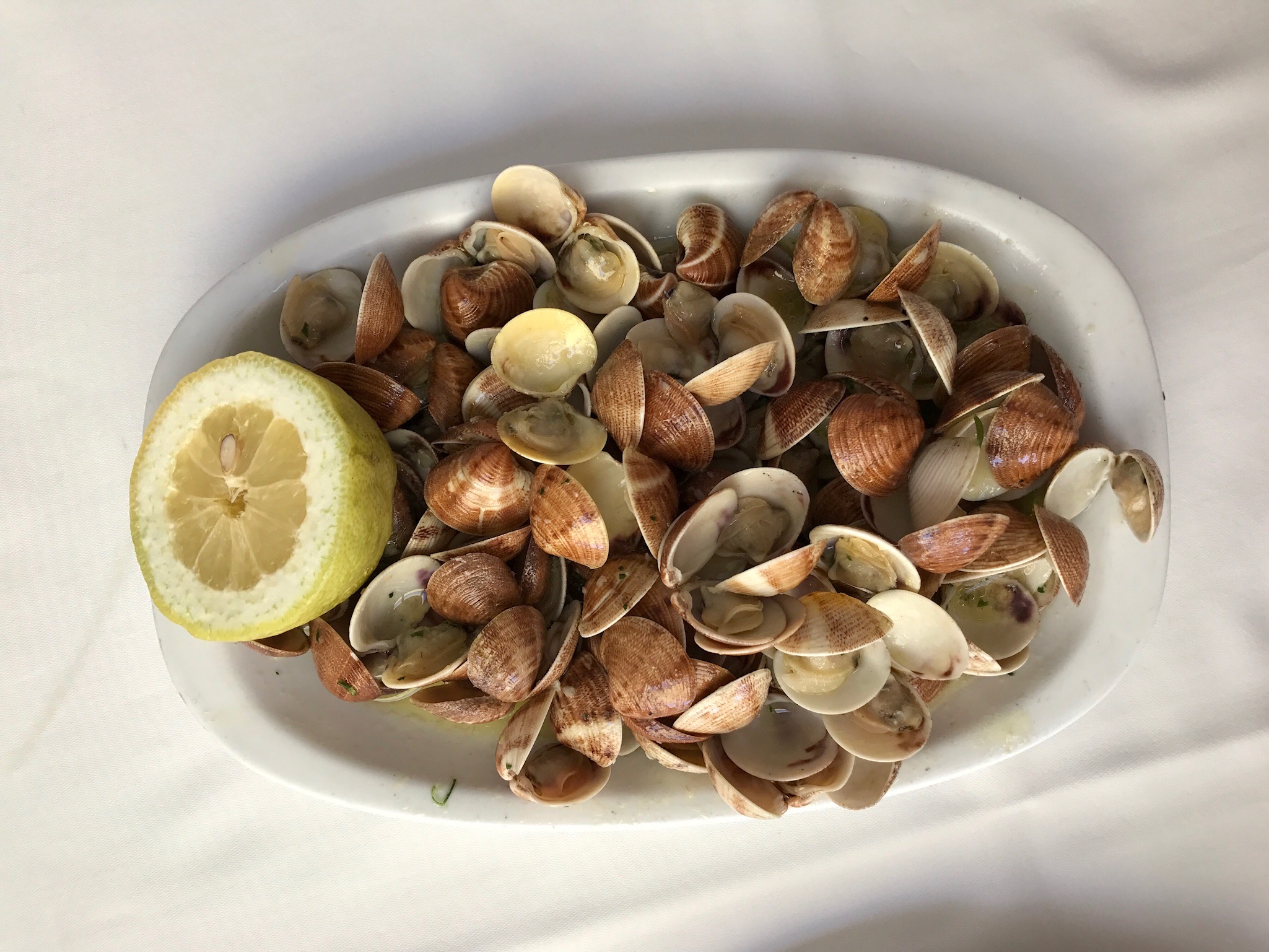 Underbara musslor med vin, vitlök och citron.