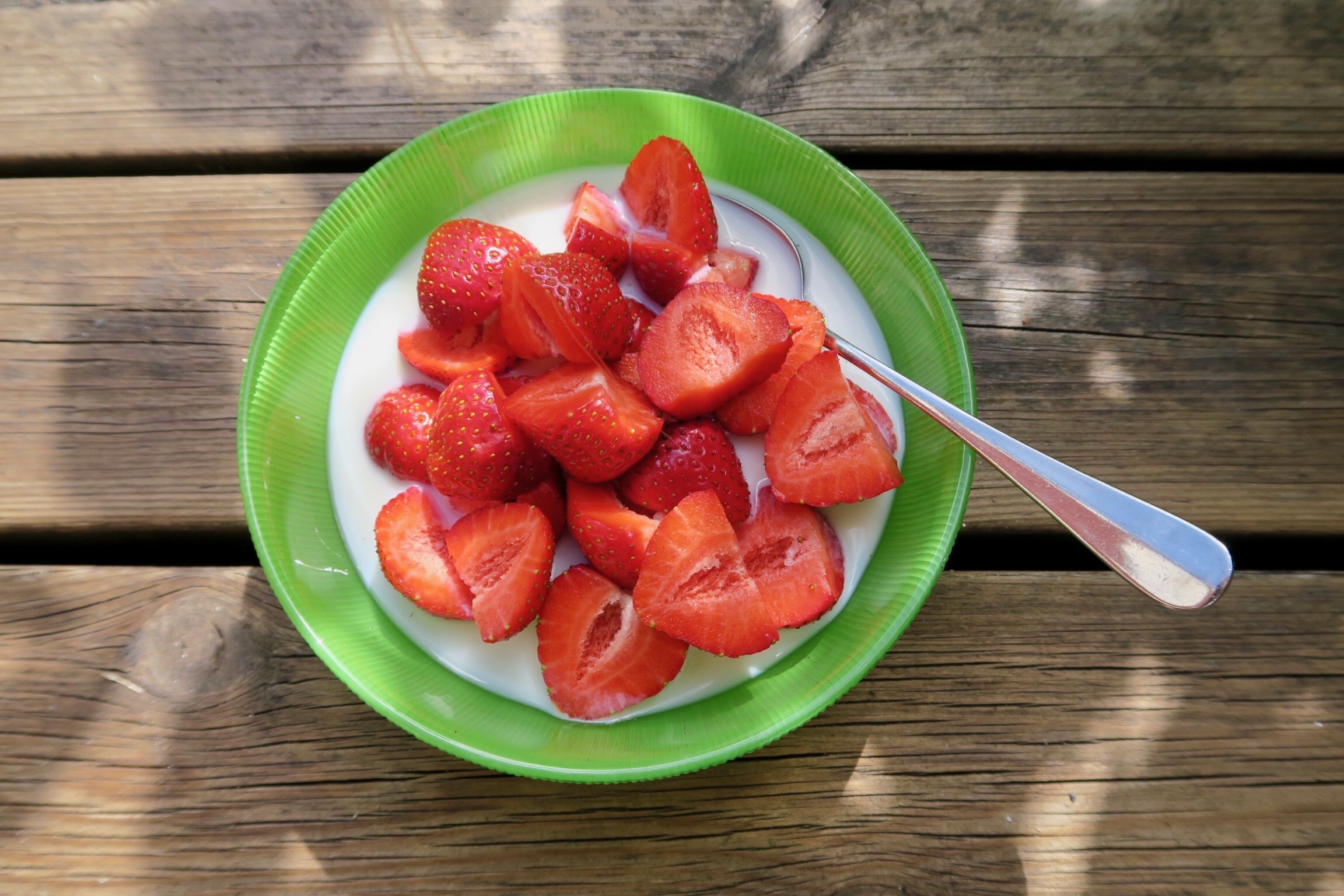 Finns det något godare än jordgubbar med gräddmjölk? nej. 