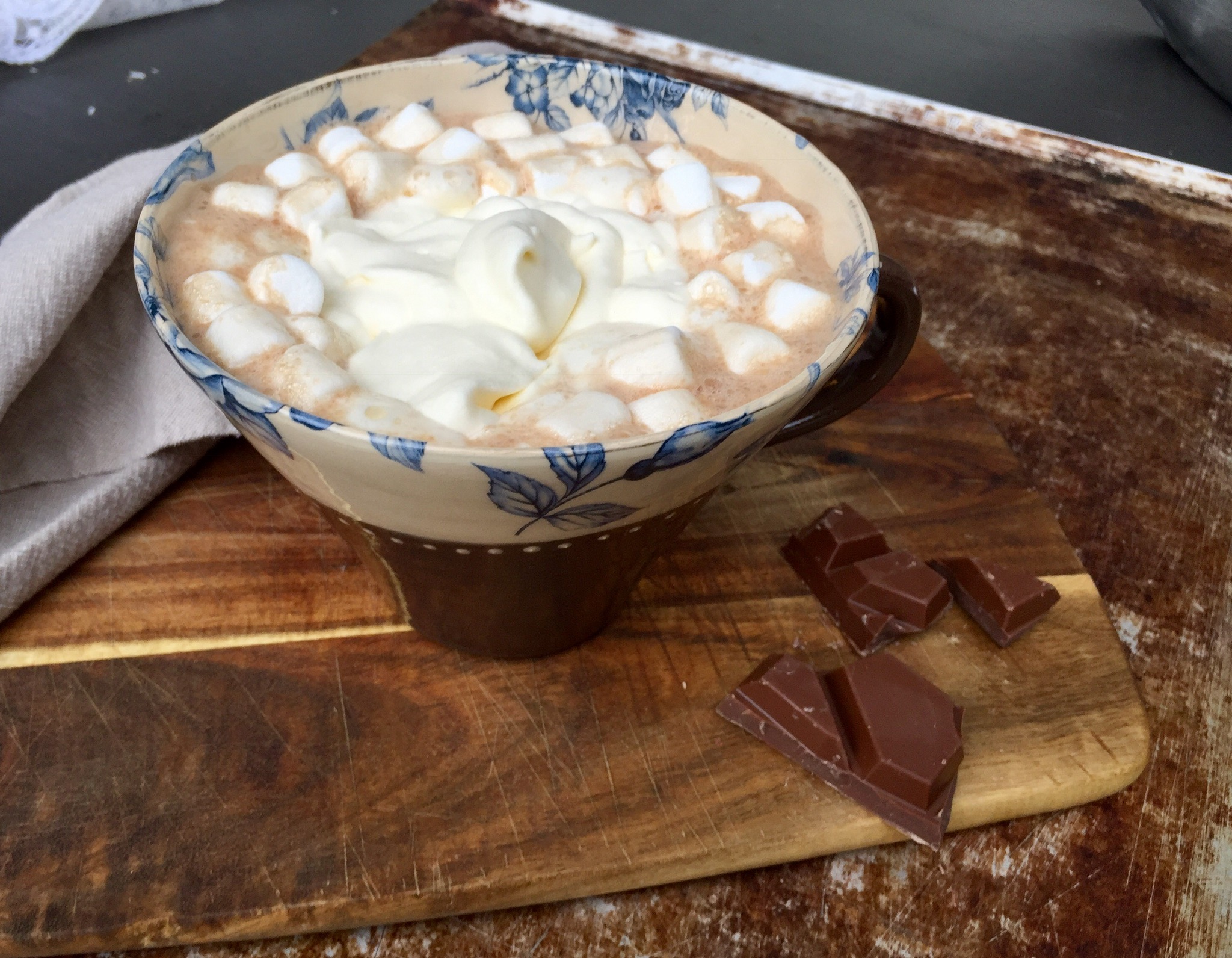 varm-choklad-med-marshmallows